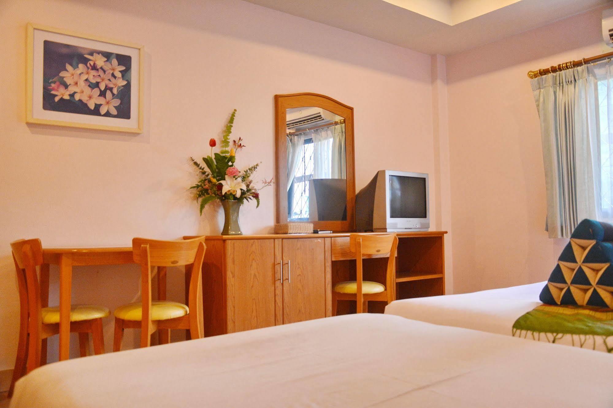 Seven Oaks Inn Jomtien Beach Εξωτερικό φωτογραφία